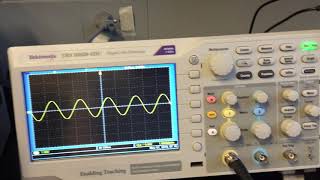 Using a Tektronix oscilloscope [upl. by Augustine]