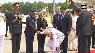 Howdy Modi  PM Modi’s humble gesture at Houston airport wins hearts [upl. by Zoellick]