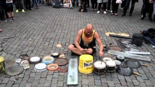 Bruxelles batteur Dario Rossi spectacle de tambours dans la rue [upl. by Linders]